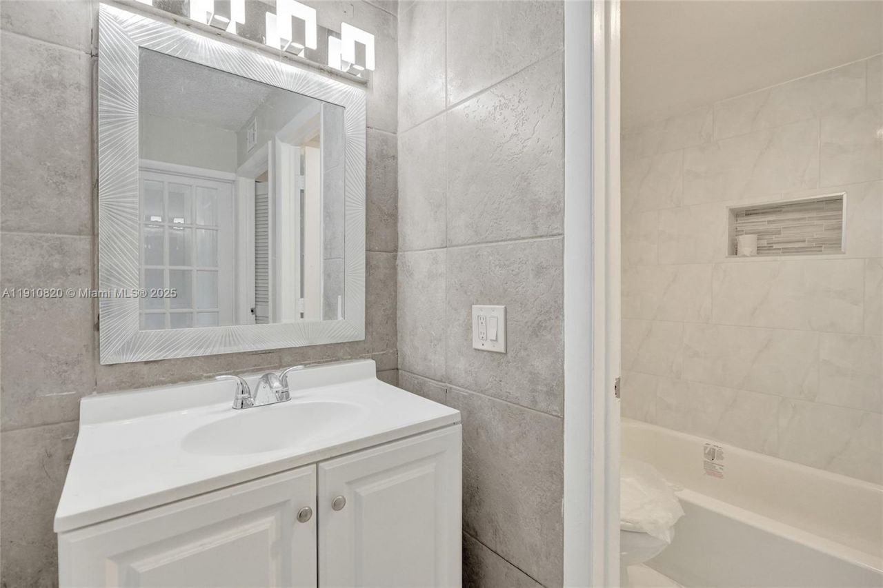 4220 NW 21st St, Unit 206, Lauderhill, FL 33313 Photo