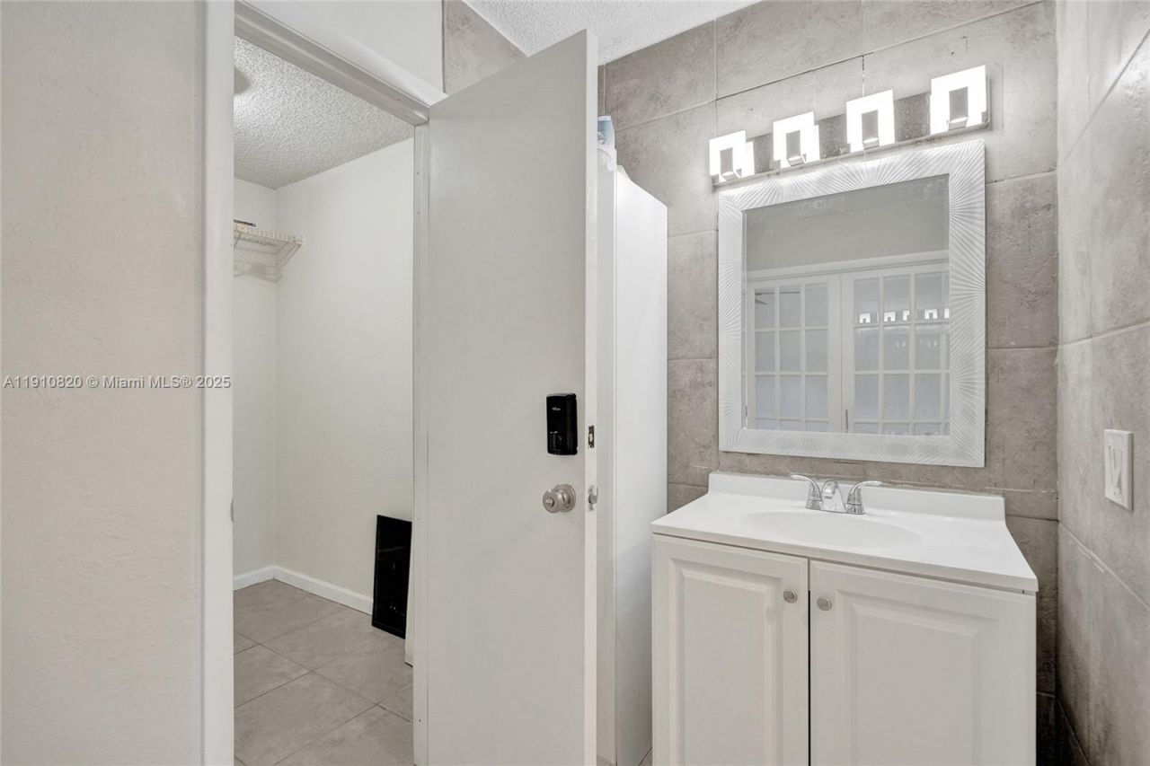 4220 NW 21st St, Unit 206, Lauderhill, FL 33313 Photo