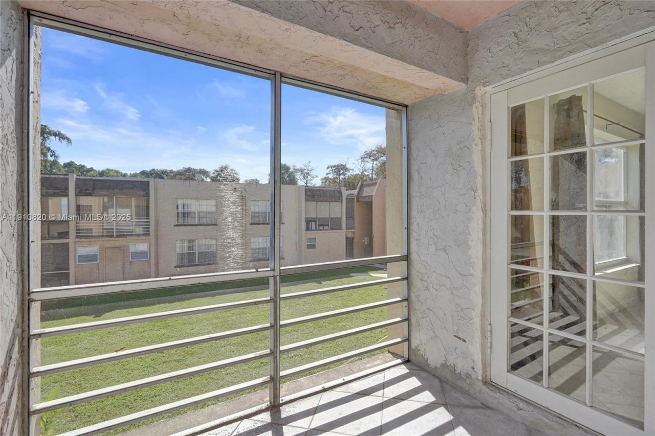 4220 NW 21st St, Unit 206, Lauderhill, FL 33313 Photo