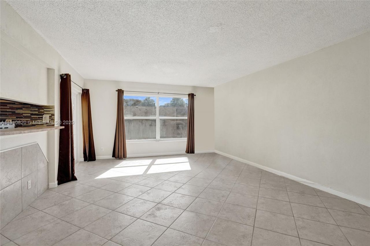 4220 NW 21st St, Unit 206, Lauderhill, FL 33313 Photo