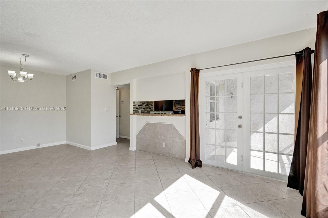 4220 NW 21st St, Unit 206, Lauderhill, FL 33313 Photo