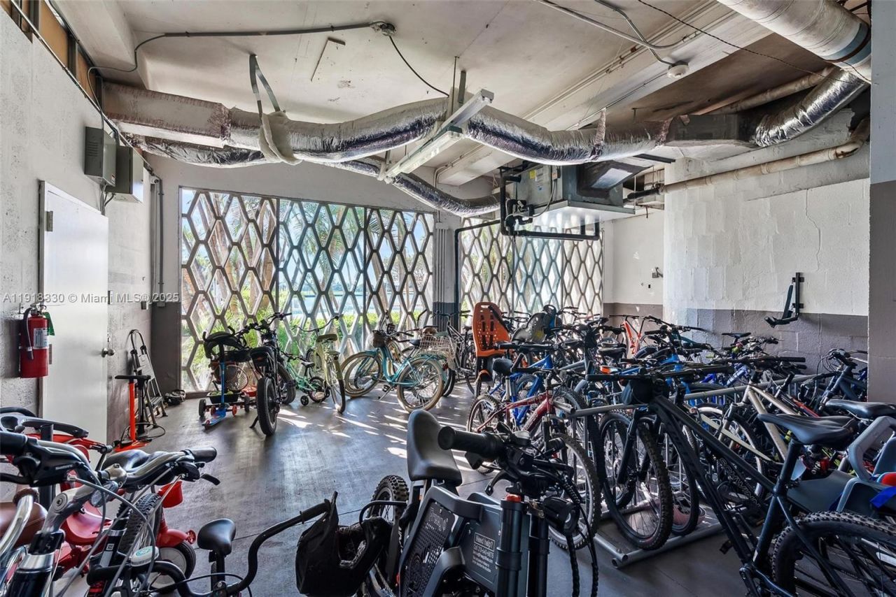 9102 W Bay Harbor Dr, Unit 2-DW, Bay Harbor Islands, FL 33154 Photo