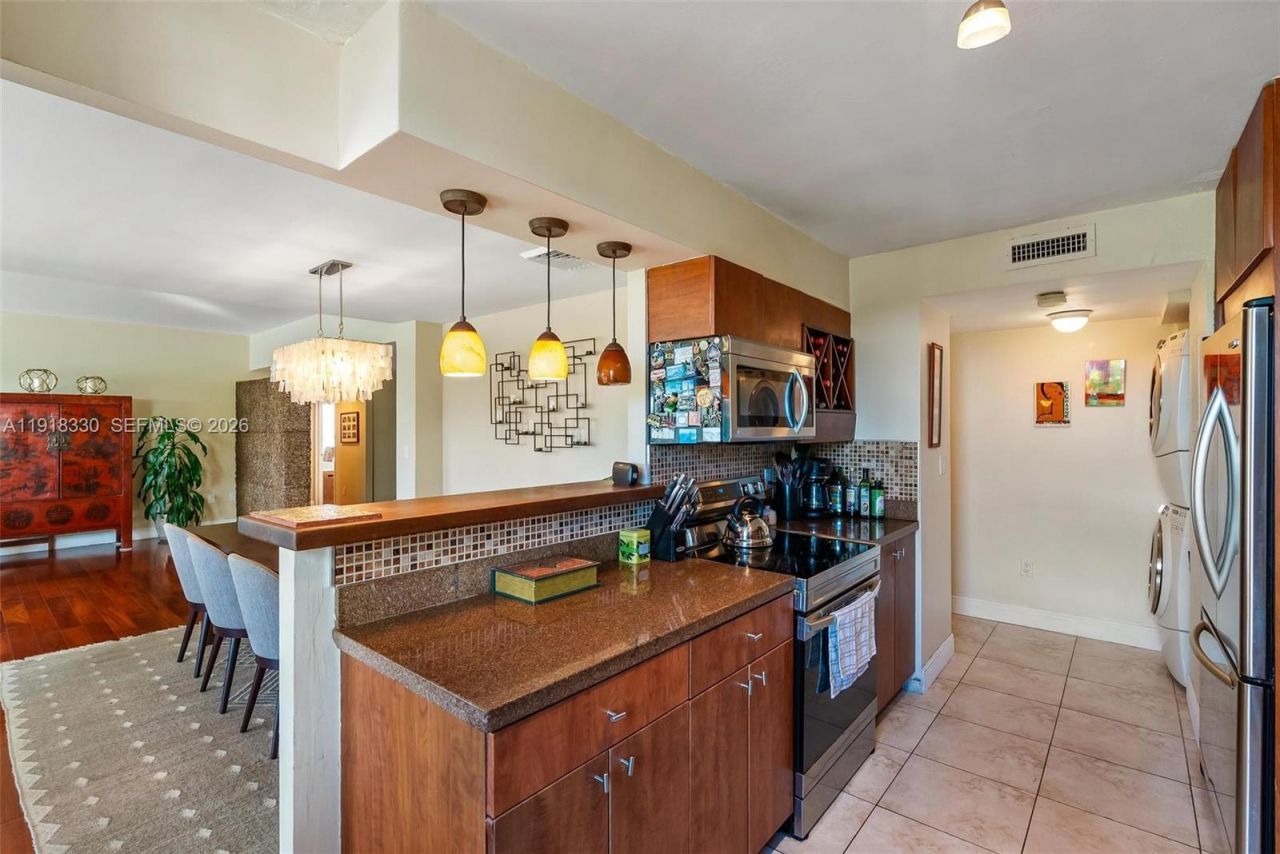 9102 W Bay Harbor Dr, Unit 2-DW, Bay Harbor Islands, FL 33154 Photo