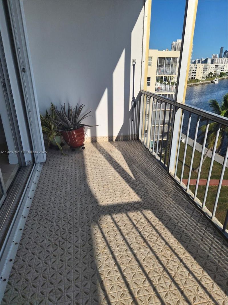 2910 Point East Dr, Unit M610, Aventura, FL 33160 Photo