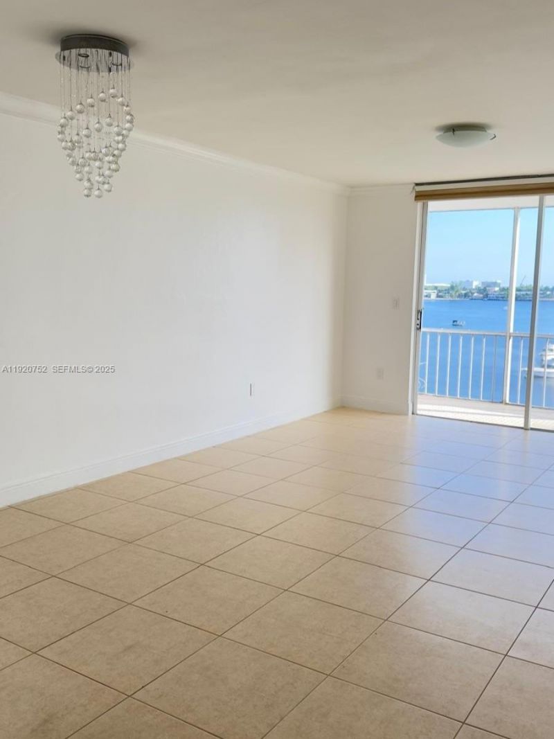 2910 Point East Dr, Unit M610, Aventura, FL 33160 Photo