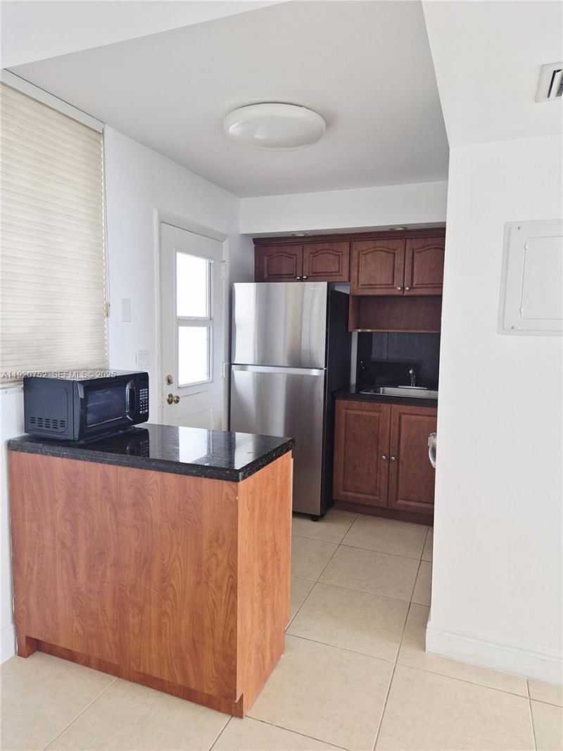 2910 Point East Dr, Unit M610, Aventura, FL 33160 Photo