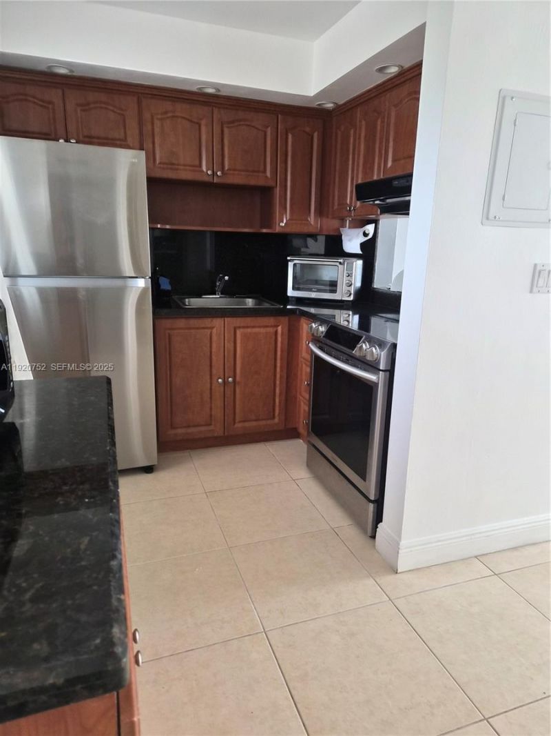 2910 Point East Dr, Unit M610, Aventura, FL 33160 Photo