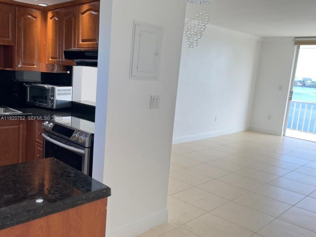 2910 Point East Dr, Unit M610, Aventura, FL 33160 Photo