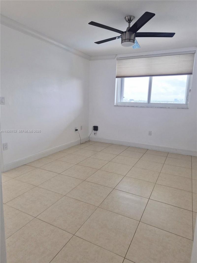 2910 Point East Dr, Unit M610, Aventura, FL 33160 Photo
