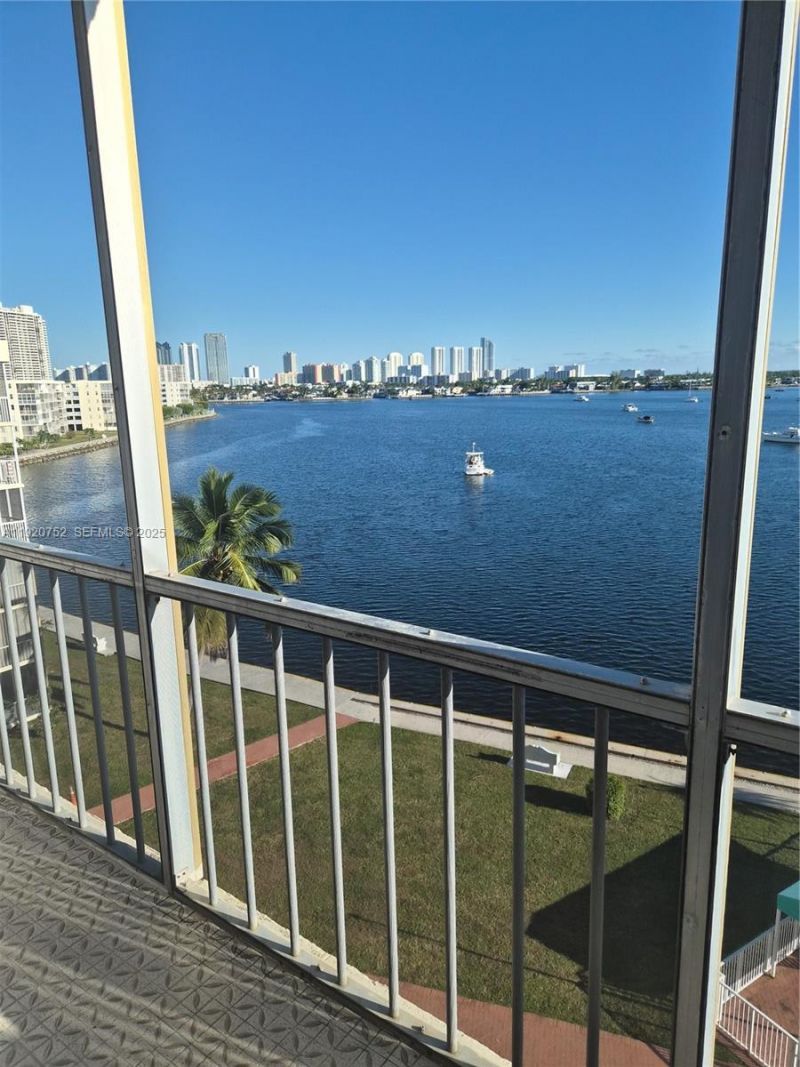 2910 Point East Dr, Unit M610, Aventura, FL 33160 Photo