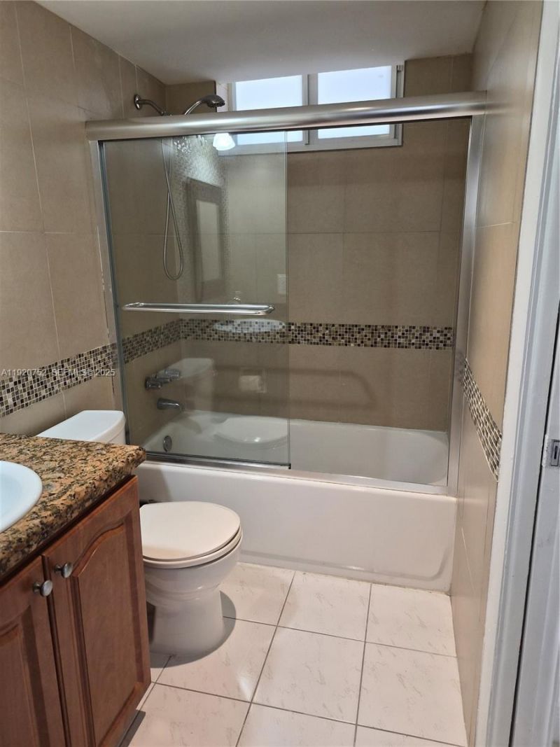 2910 Point East Dr, Unit M610, Aventura, FL 33160 Photo