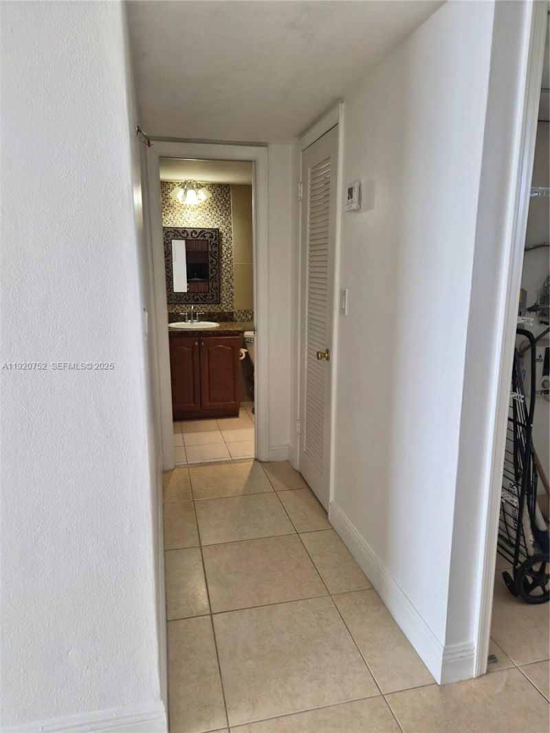 2910 Point East Dr, Unit M610, Aventura, FL 33160 Photo