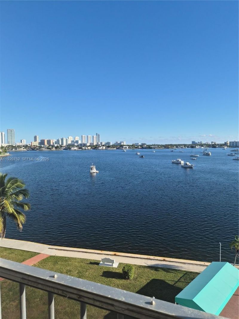 2910 Point East Dr, Unit M610, Aventura, FL 33160 Photo