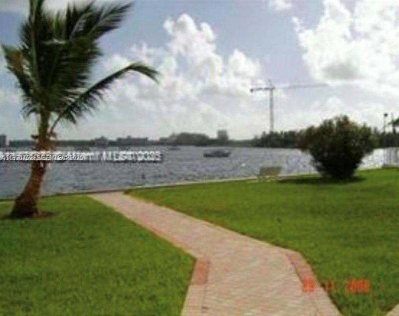2910 Point East Dr, Unit M610, Aventura, FL 33160 Photo