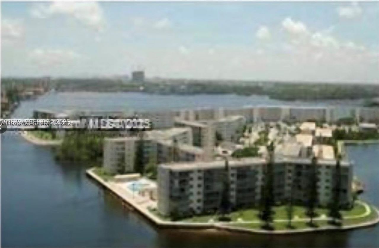 2910 Point East Dr, Unit M610, Aventura, FL 33160 Photo