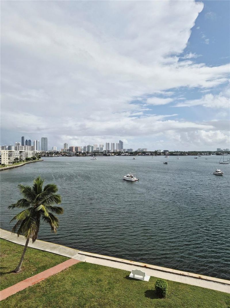 2910 Point East Dr, Unit M610, Aventura, FL 33160 Photo