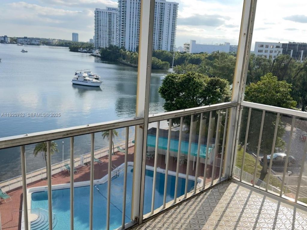2910 Point East Dr, Unit M610, Aventura, FL 33160 Photo