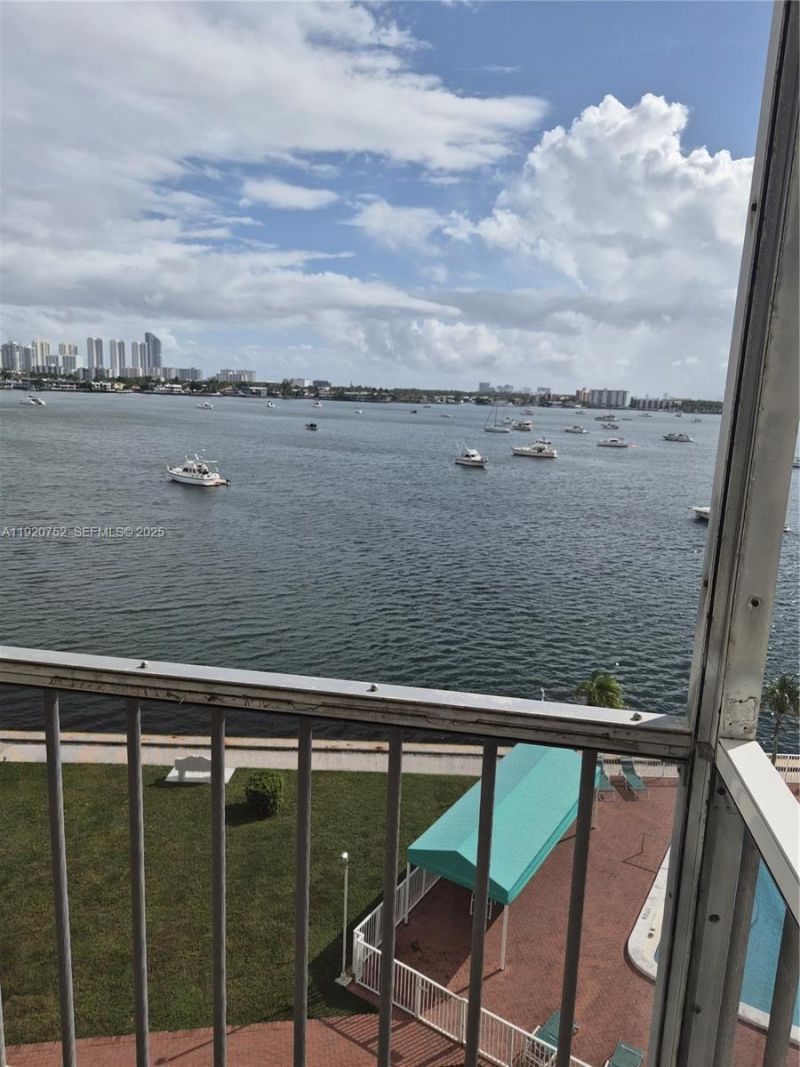 2910 Point East Dr, Unit M610, Aventura, FL 33160 Photo