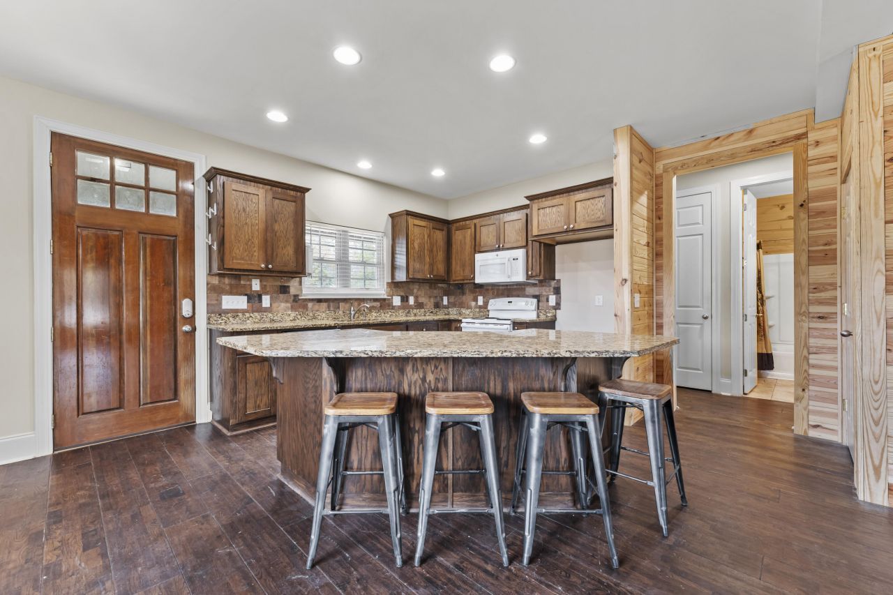 1085 Tobacco Road Photo 11