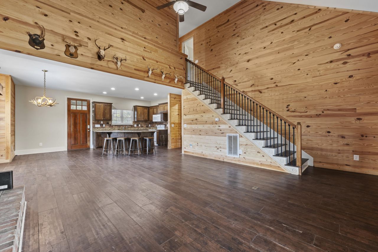 1085 Tobacco Road Photo 9