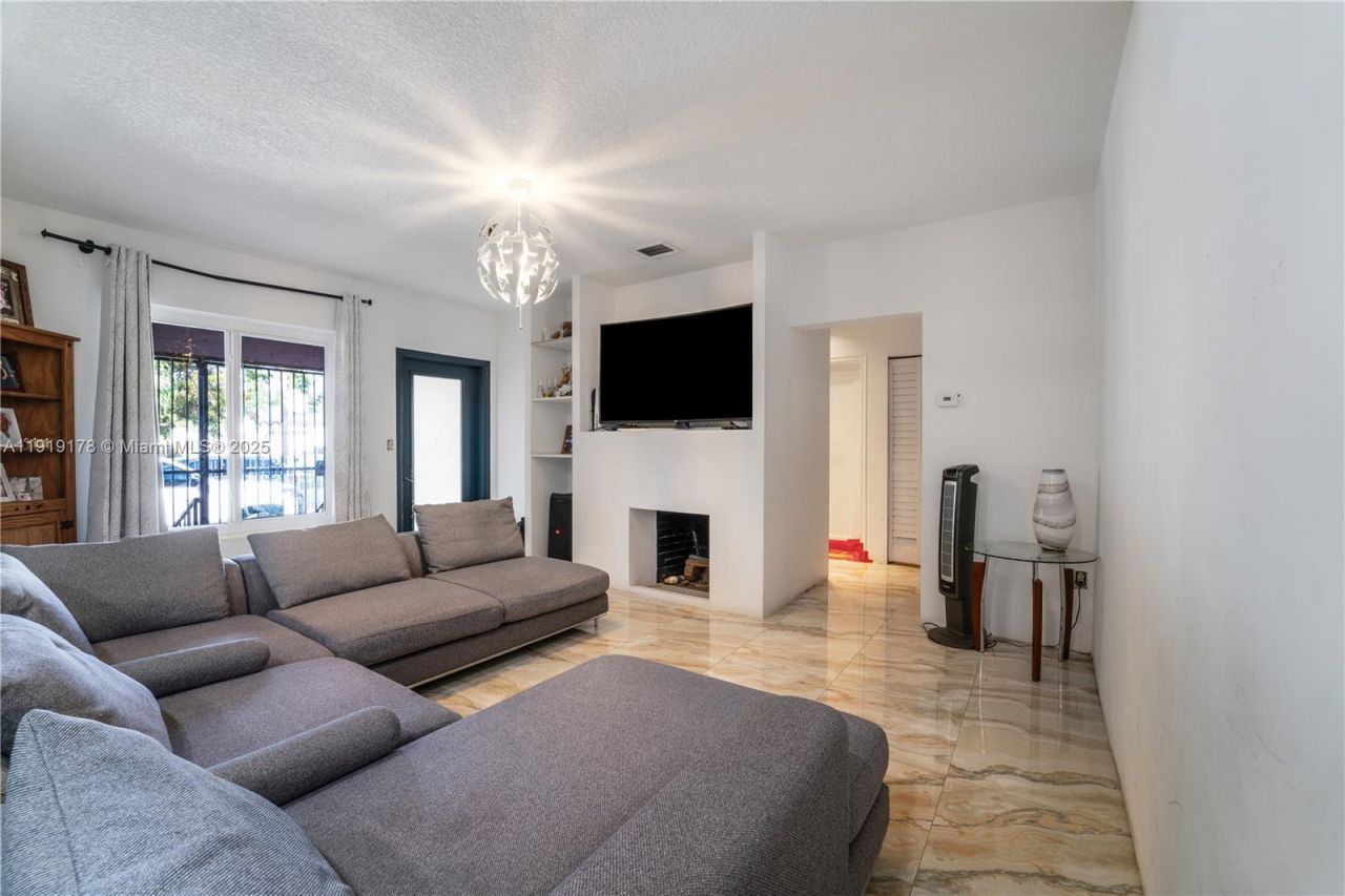 2840 NW 4th St, Miami, FL 33125 Photo