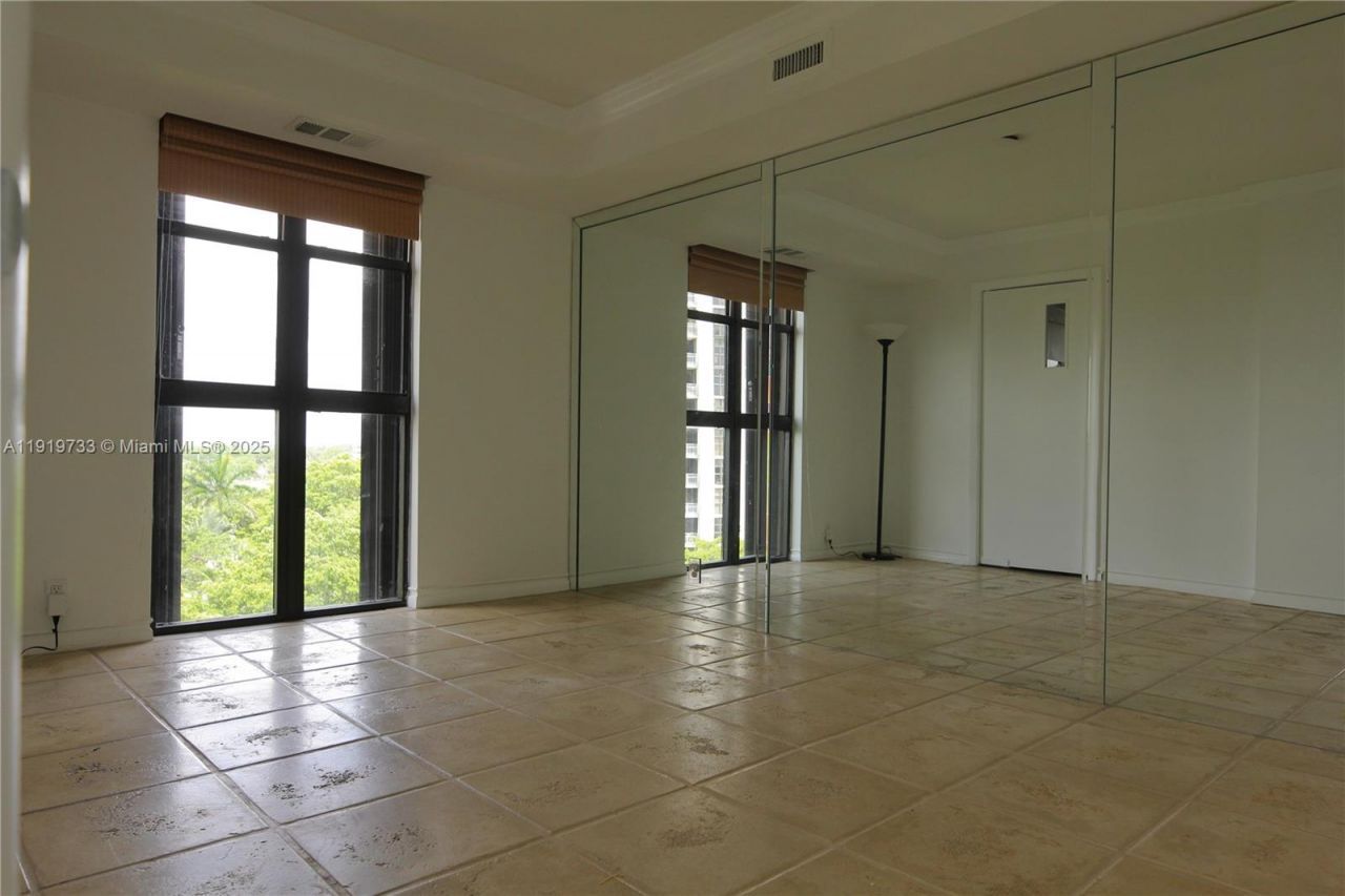 1000 Quayside Ter, Unit 812, Miami, FL 33138 Photo
