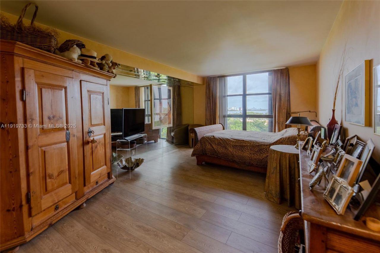 1000 Quayside Ter, Unit 812, Miami, FL 33138 Photo