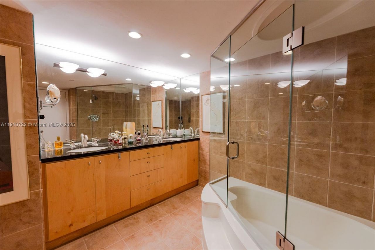 1000 Quayside Ter, Unit 812, Miami, FL 33138 Photo