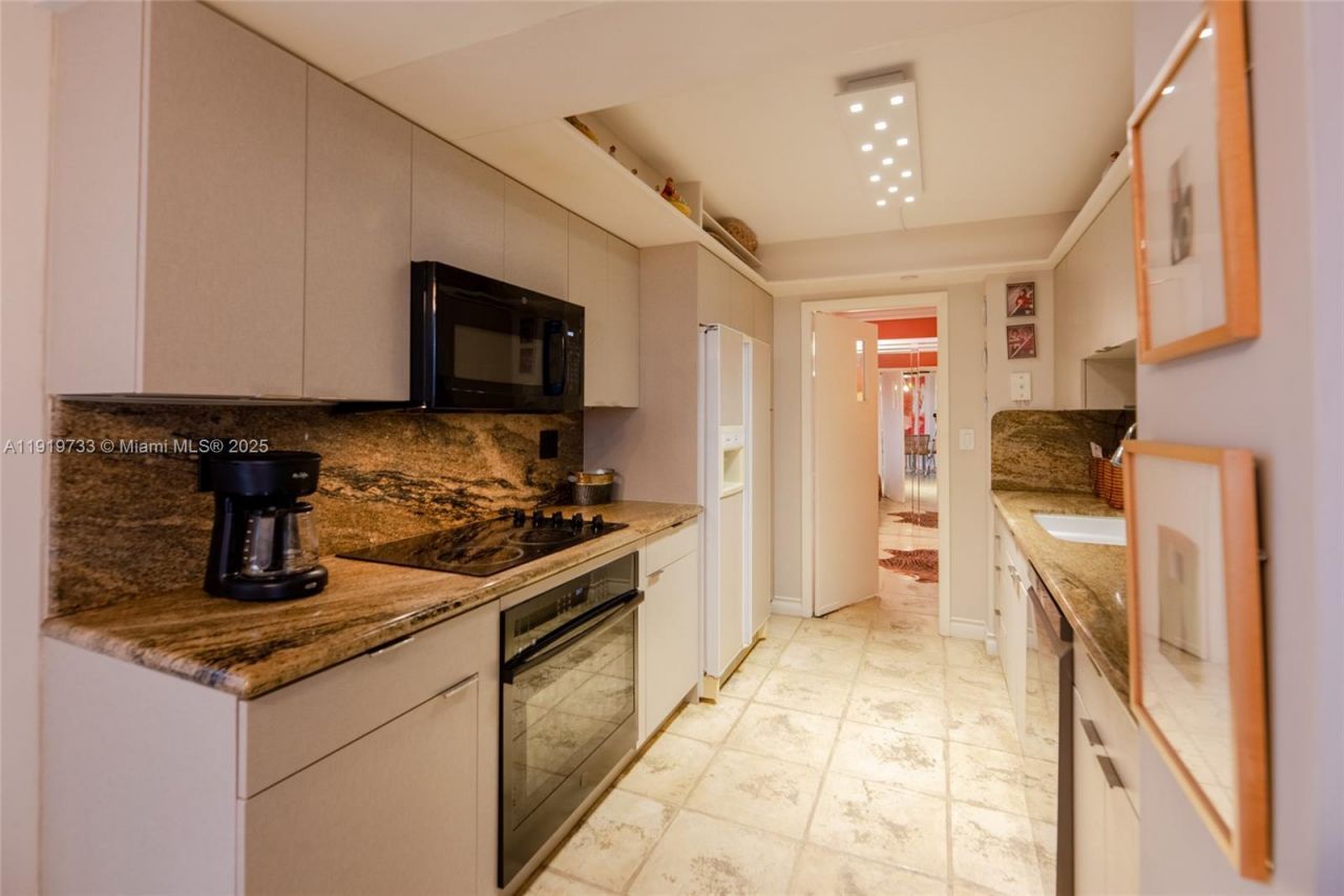 1000 Quayside Ter, Unit 812, Miami, FL 33138 Photo