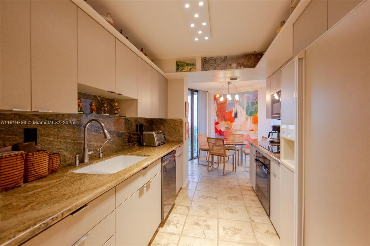 1000 Quayside Ter, Unit 812, Miami, FL 33138 Photo