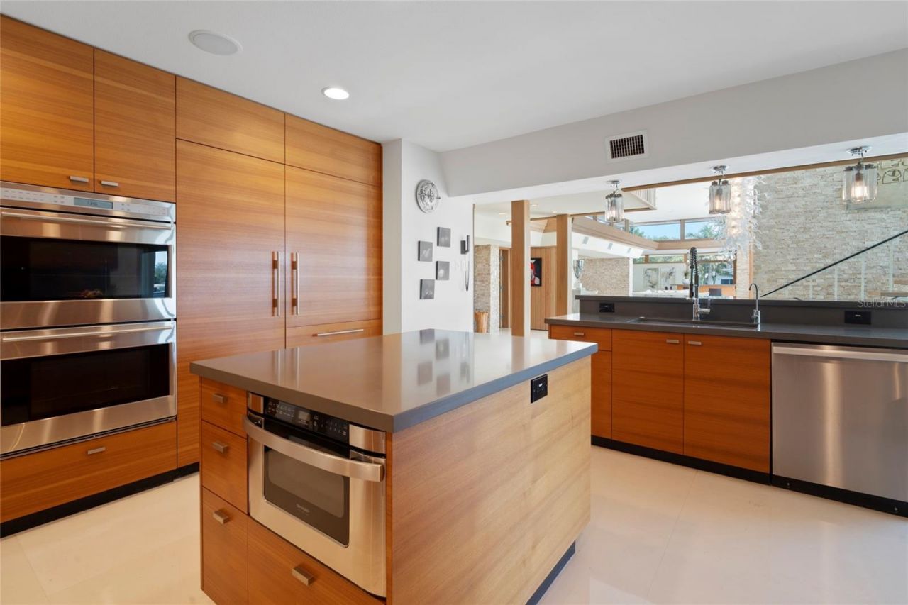 10 Brightwaters Circle Ne, Saint Petersburg, FL 33704 Photo