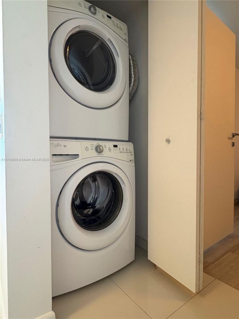 1300 Brickell Bay Dr, Unit 1607, Miami, FL 33131 Photo