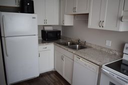 1208 Pinegrove Dr. photo 4