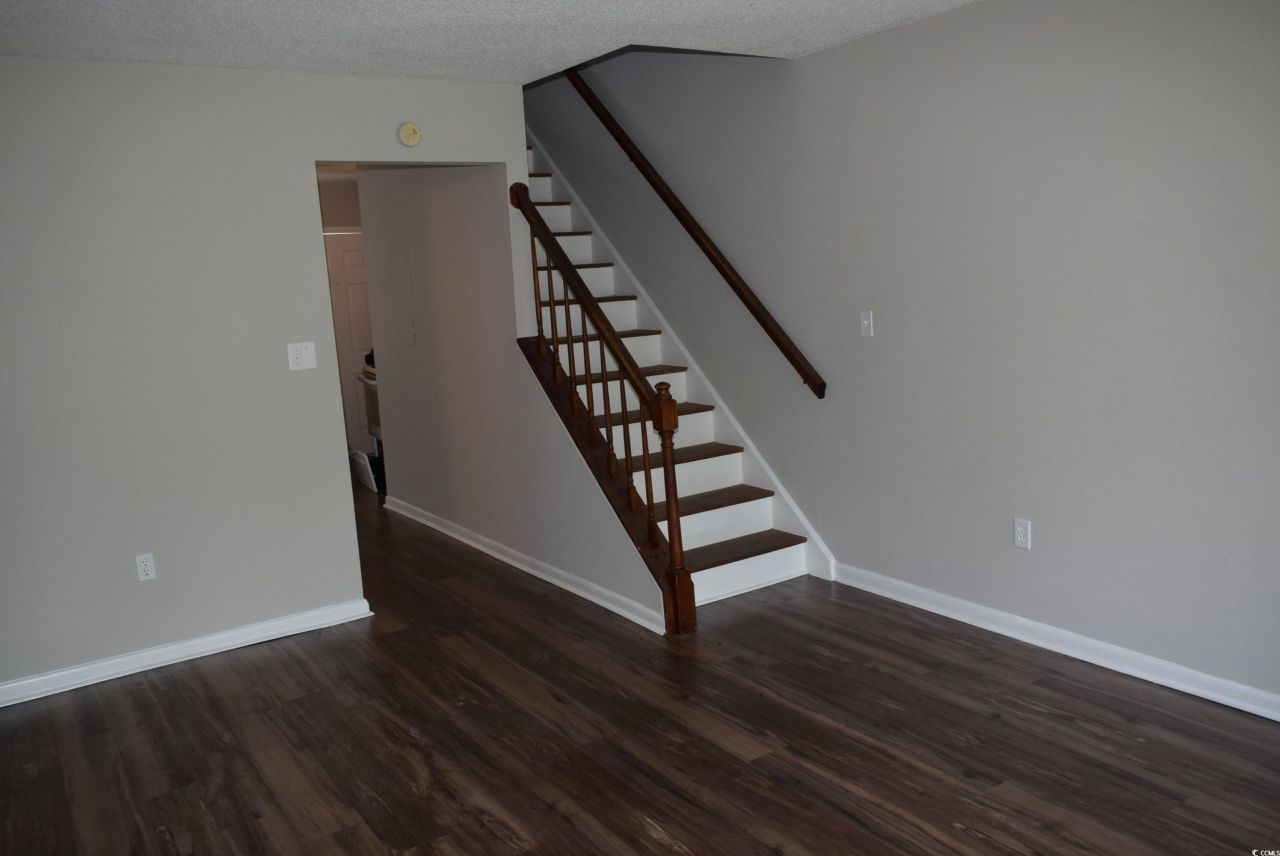 1208 Pinegrove Dr. Photo 5