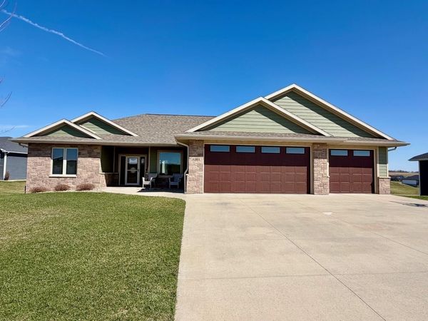 8261 Ginger Drive, Peosta, IA 52068