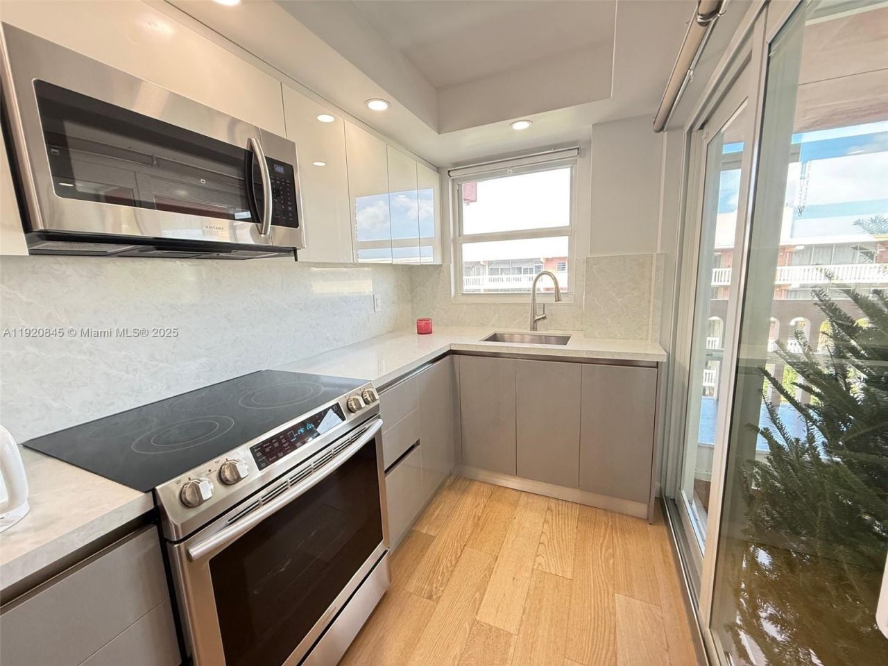 180 NE 12th Ave, Unit 12E, Hallandale Beach, FL 33009 Photo