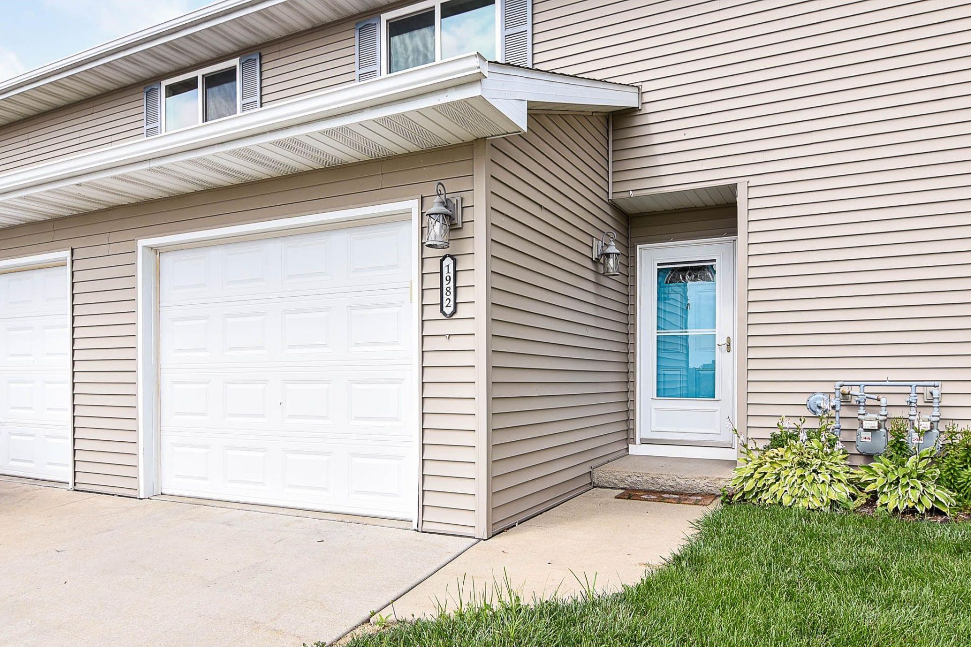 1982 Golden Eagle Drive, Dubuque, IA 52001 Main Photo