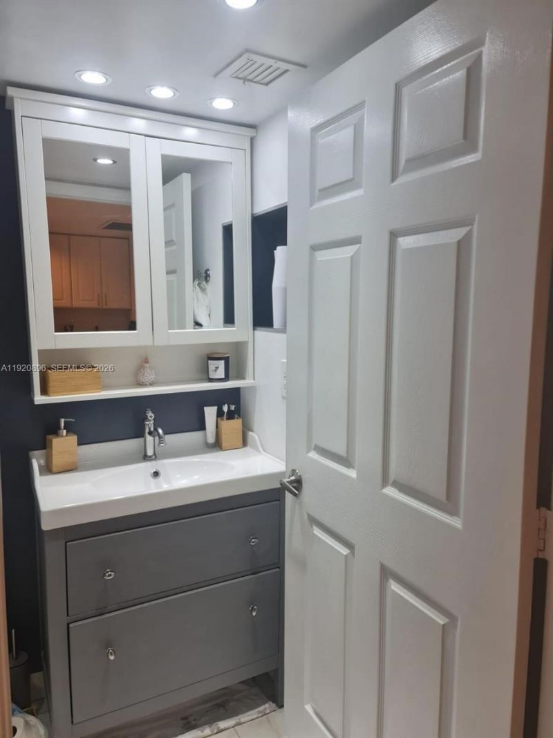 999 Brickell Bay Dr, Unit 206, Miami, FL 33131 Photo