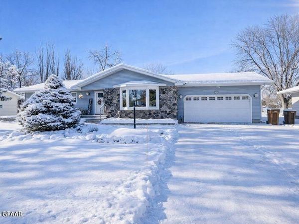 1012 10TH Avenue SE, East Grand Forks, MN 56721