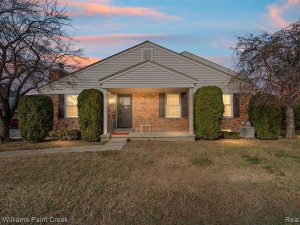 15895 Cambridge Drive, Clinton Twp, MI 48038