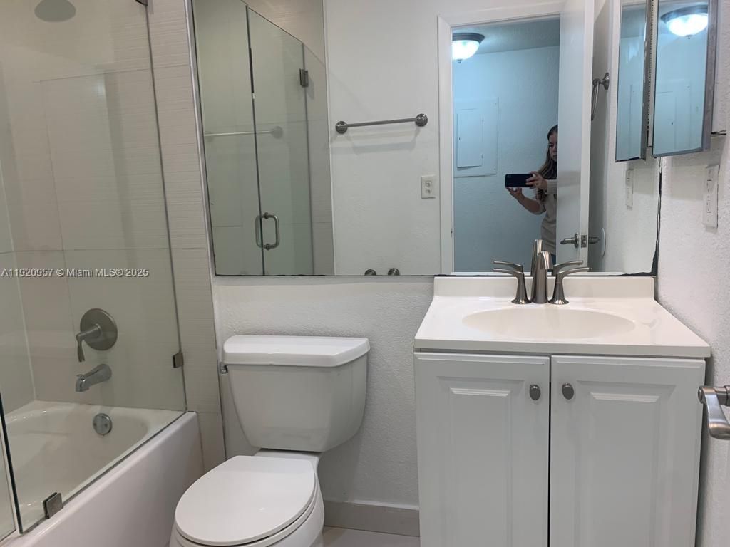 907 NE 199th St, Unit 204, Miami, FL 33179 Photo