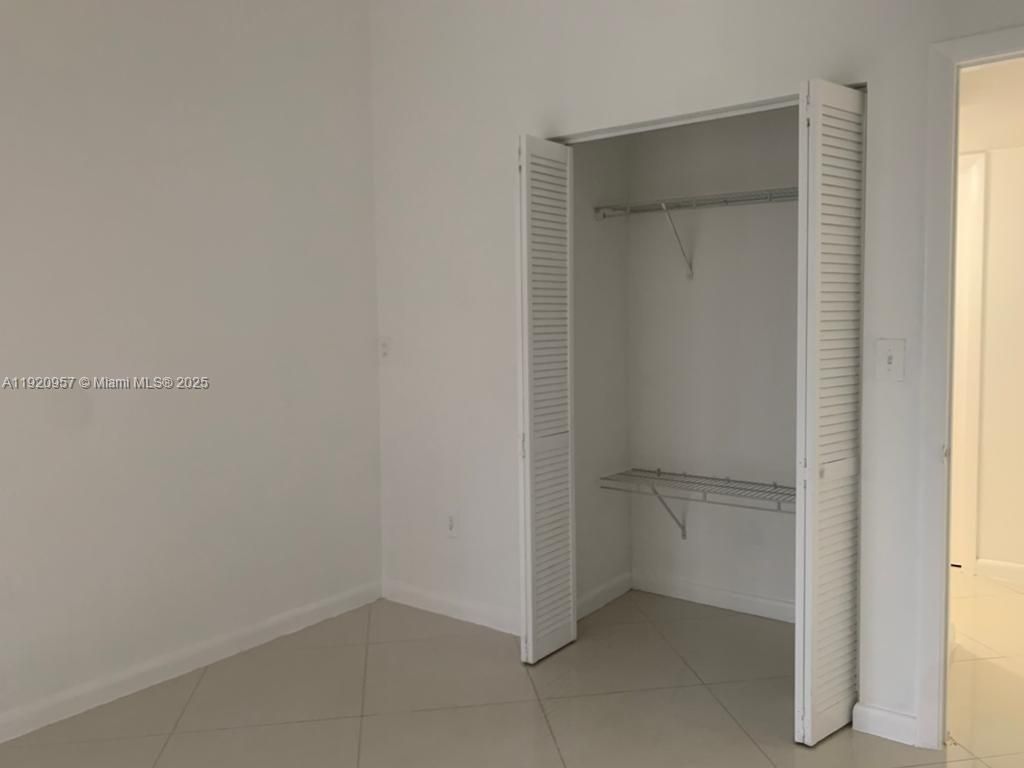 907 NE 199th St, Unit 204, Miami, FL 33179 Photo