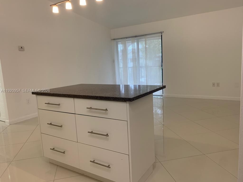 907 NE 199th St, Unit 204, Miami, FL 33179 Photo