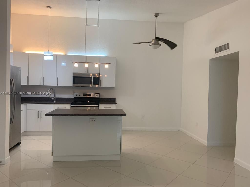 907 NE 199th St, Unit 204, Miami, FL 33179 Photo