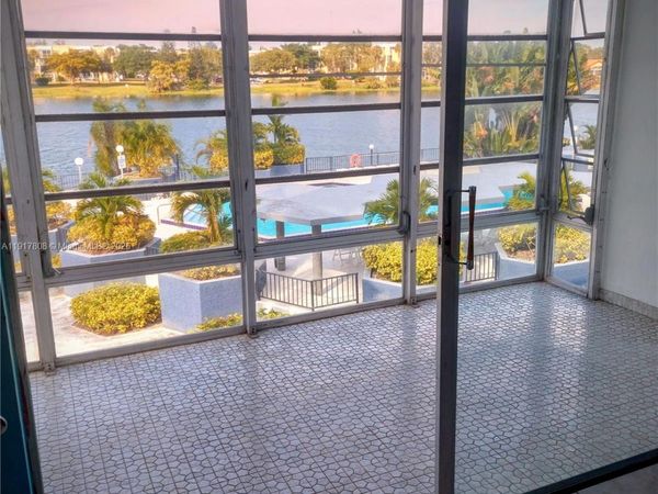 877 NE 195th St, Unit 318, Miami, FL 33179