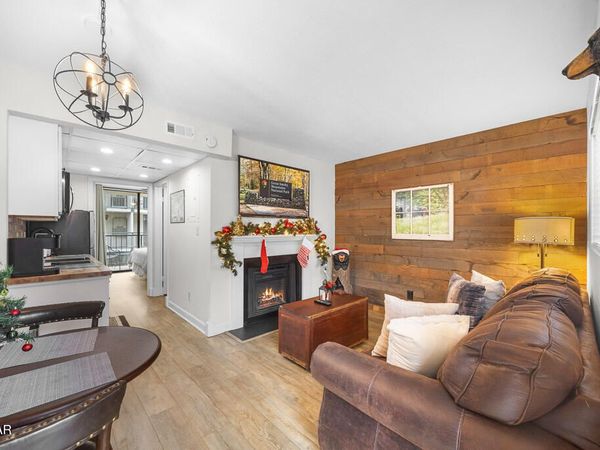 685 River Rd , Gatlinburg, TN 37738