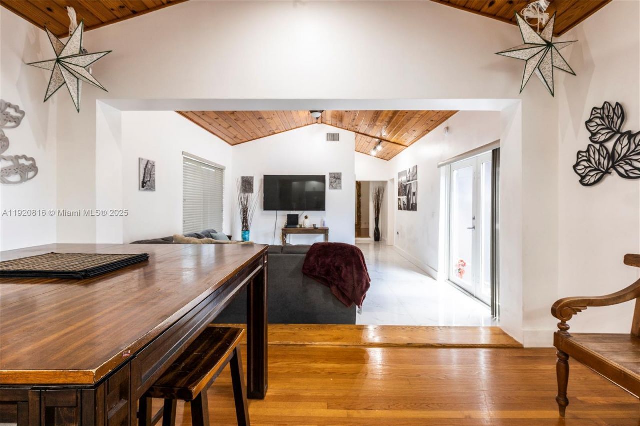 753 NE 81st St, Miami, FL 33138 Photo