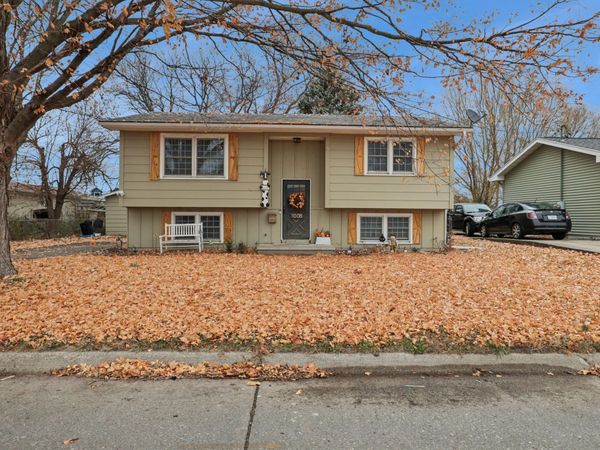 1008 N 8th Avenue E, Newton, IA 50208