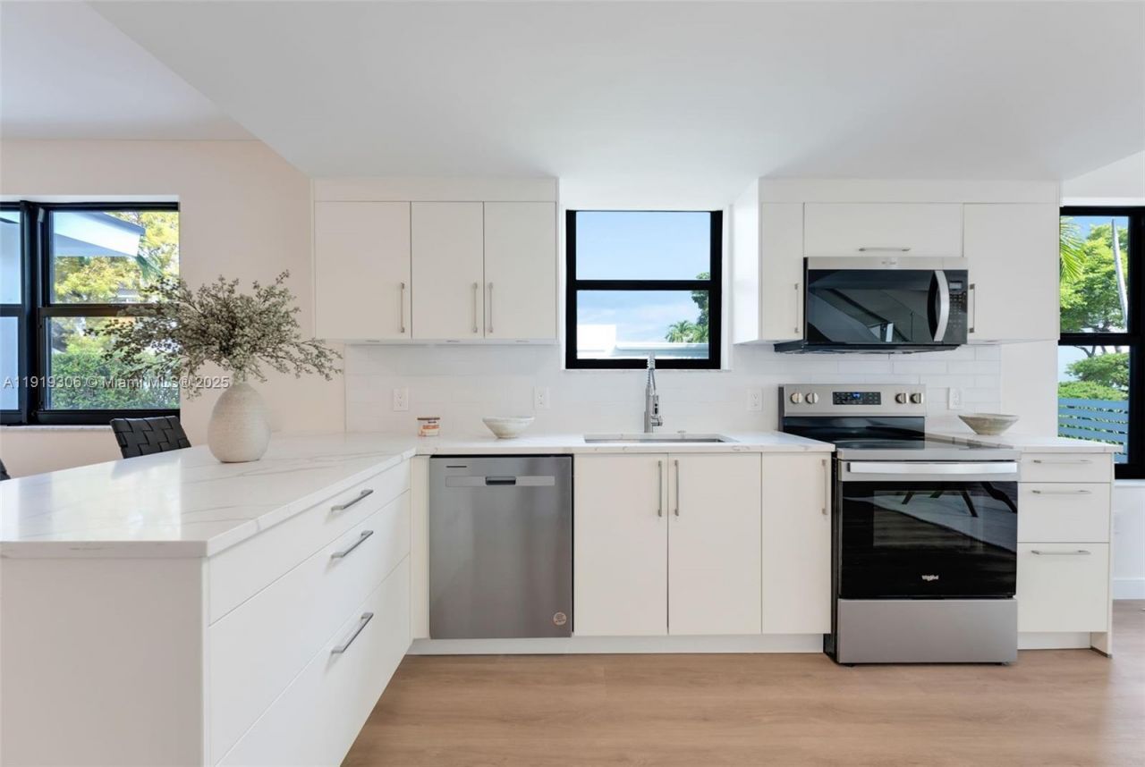 7996 Crespi Blvd, Unit 4, Miami Beach, FL 33141 Photo