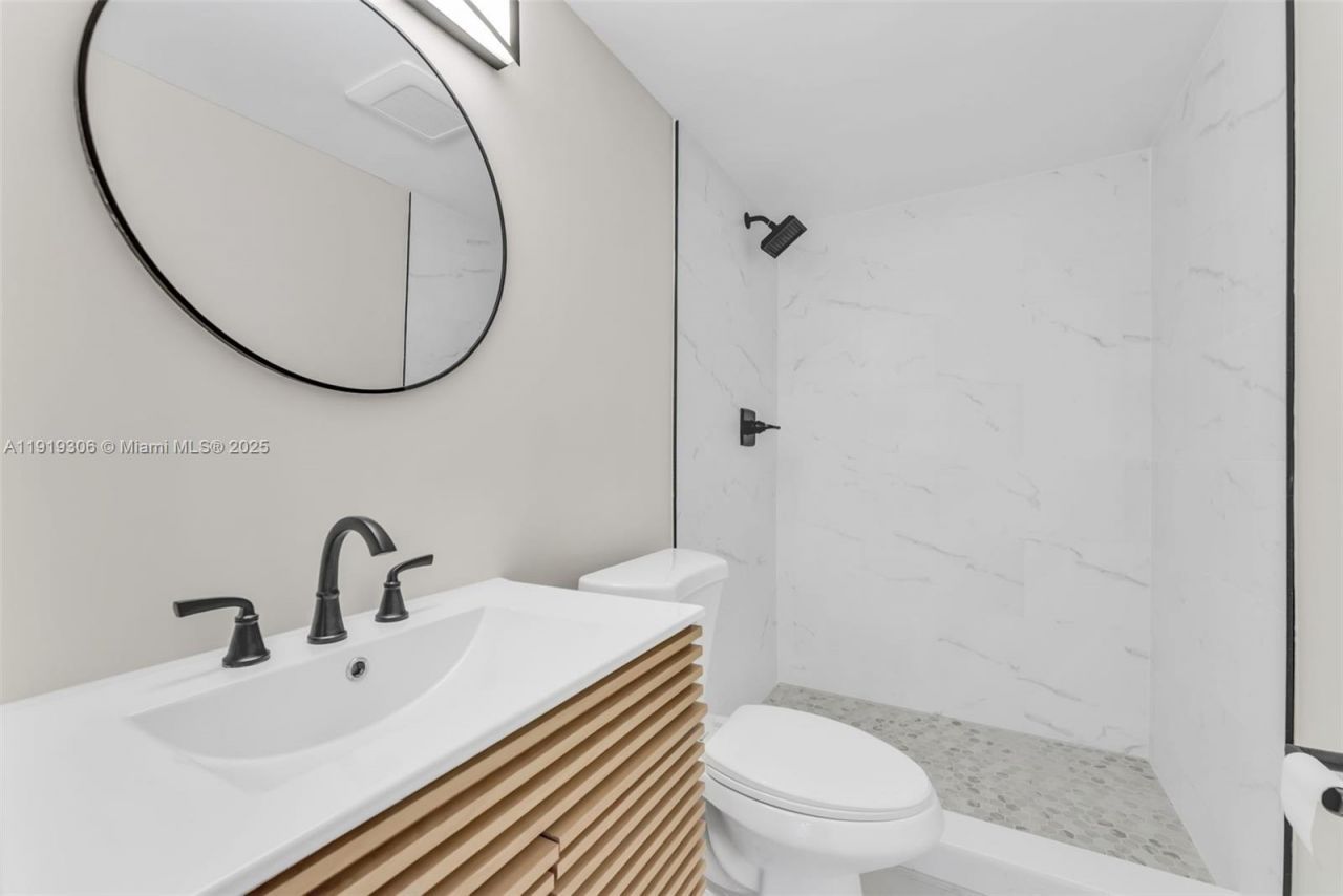 7996 Crespi Blvd, Unit 4, Miami Beach, FL 33141 Photo